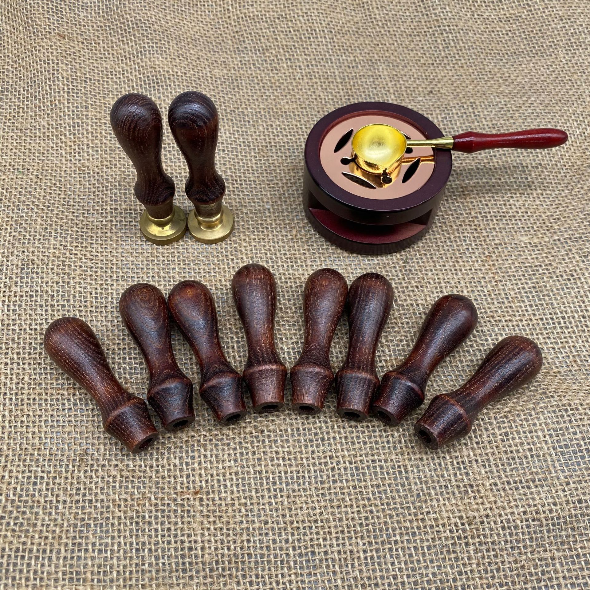 Seal, dark retro handle