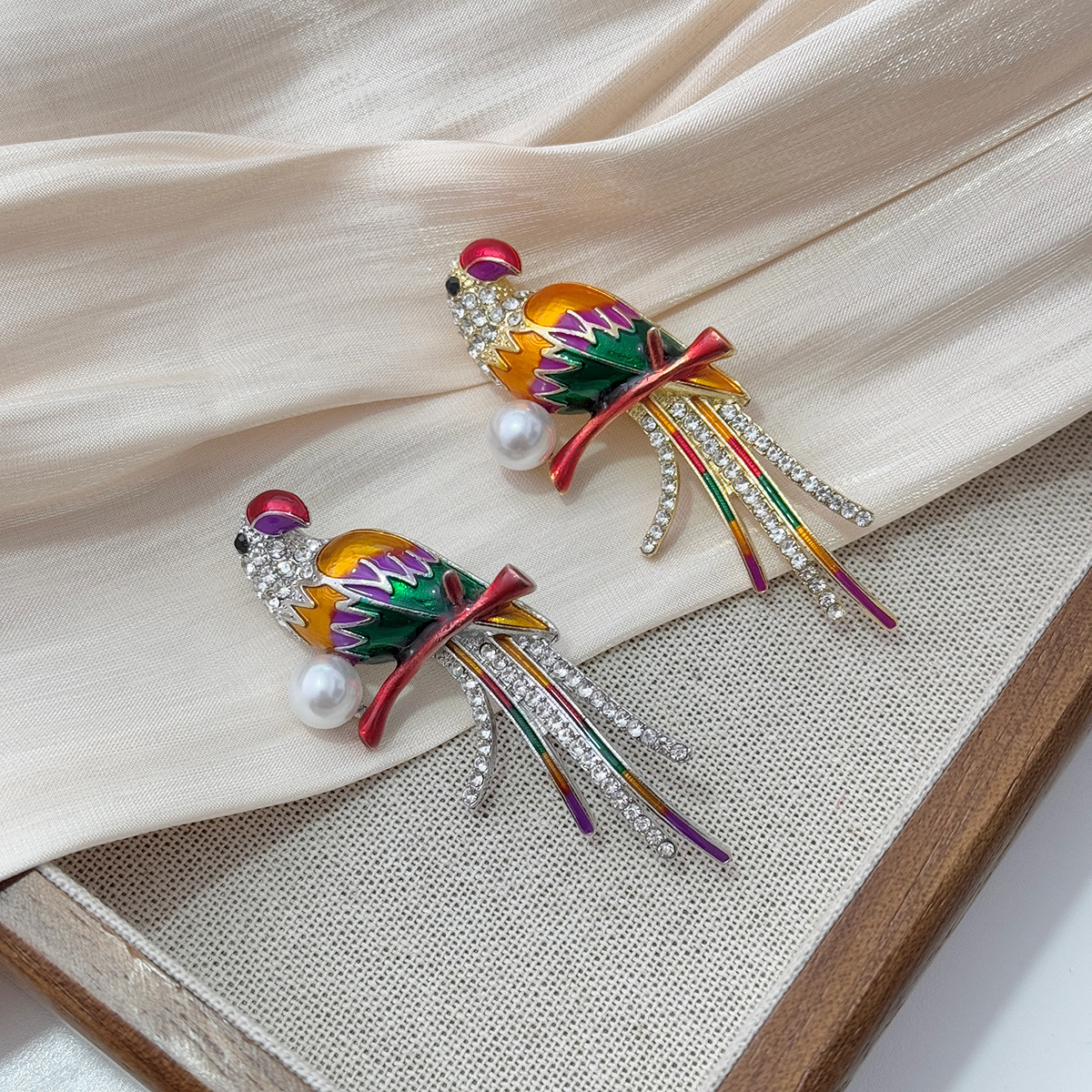 New simulation parrot brooch fashion luxury enamel pearl bird collar pin personality accessories corsage women