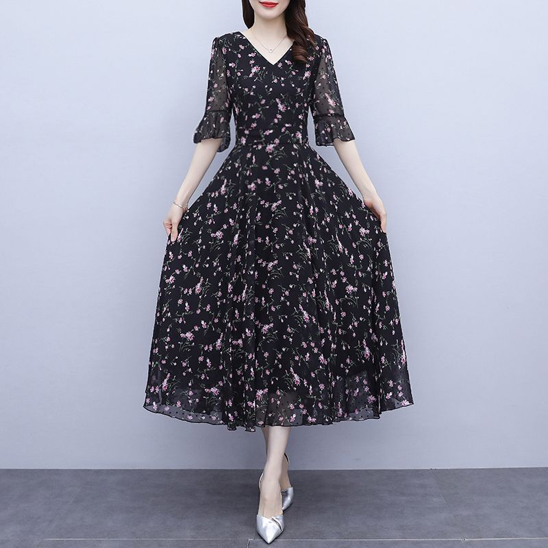 Black Daisy Floral Long Dress for Women 2026 Summer New Style Large Hem V-Neck Bohemian Beach Long Dress