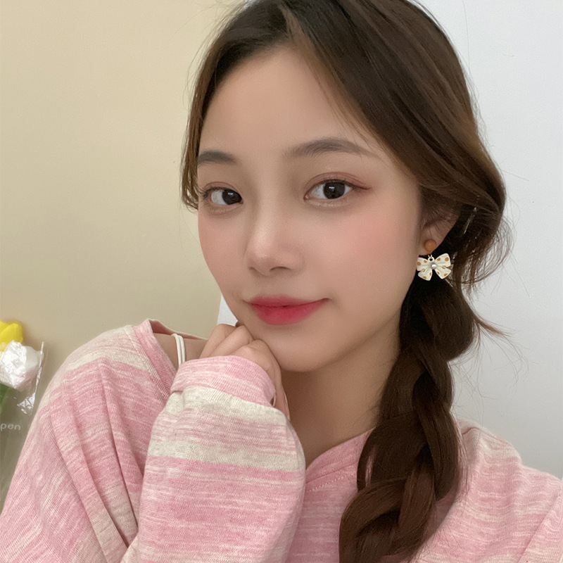 Korean 2021 New Earrings Autumn And Winter Women's Bow Pearl Earrings Refined Grace Earrings Ear Studs Tide display picture 2