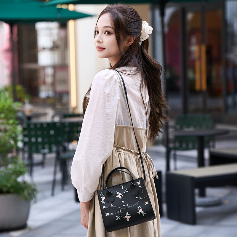 Bolsas de brazo de moda de dama bordadas nicho elegantes bolsas de dama de moda de viaje de brazo bolsas de hombro