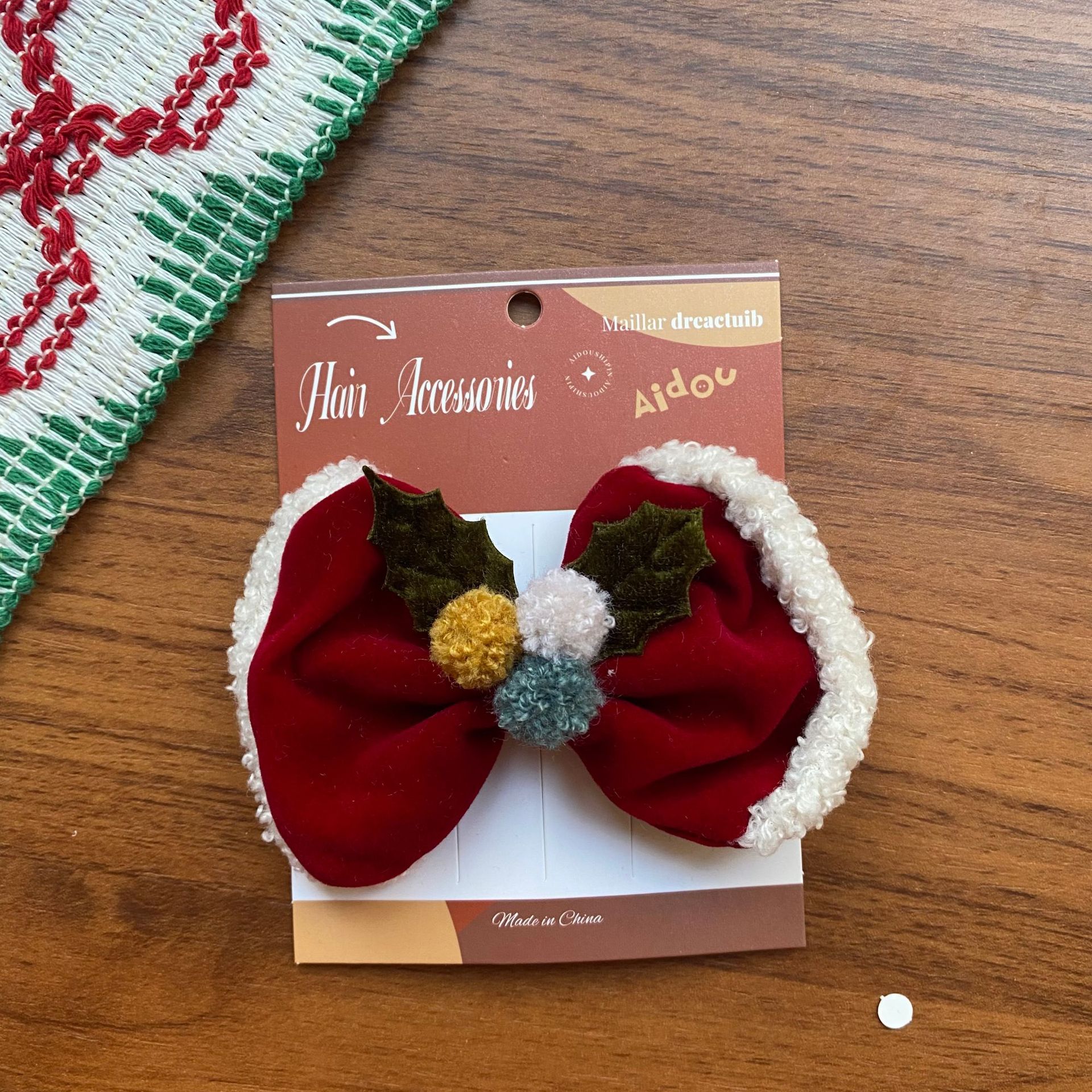 빨간 리본 세 개의 모피 공 스타일