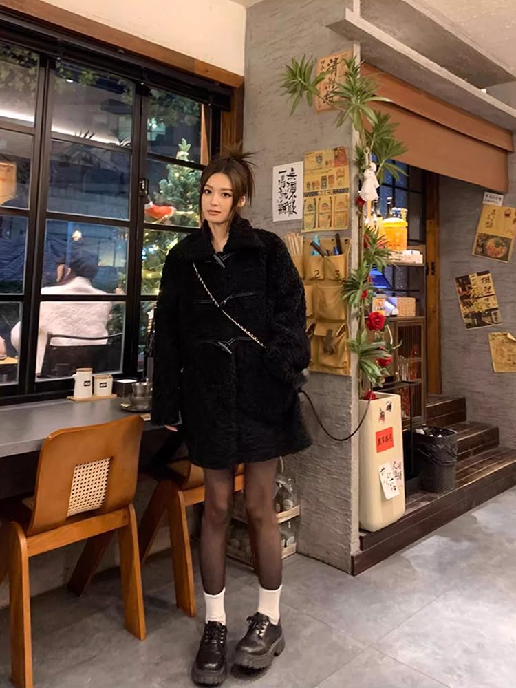 양모 코트 여성의 2024 년 새로운 가을과 겨울 여성 의류 뿔 버클 긴 검은 두꺼운 녹색 모피 큰