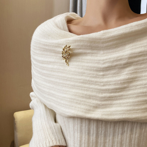 Wheat high-end brooch women's niche design high-end anti-exposure corsage pin buckle light luxury clothing accessories