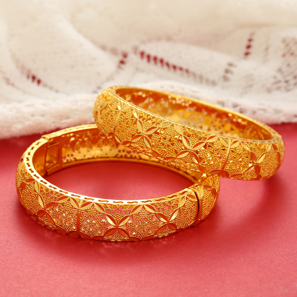 New Sand Gold Jewelry Fashionable Hollow Four-Leaf Clover Buckle Bracelet Women's Niche Design Bracelet High-End Bracelet