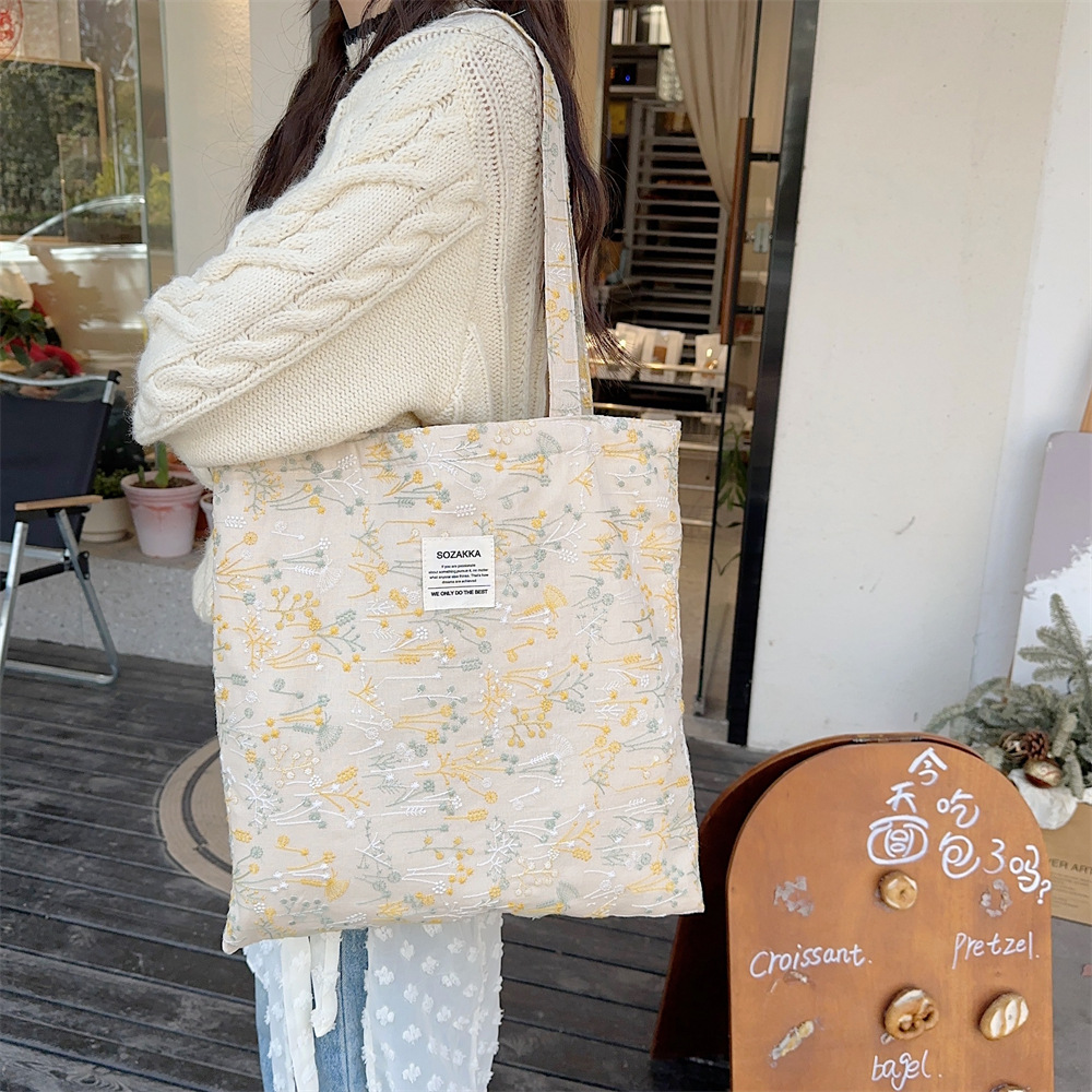 43204 ins Spring/Summer New Gentle small floral starry sky single-shoulder canvas bag with large capacity for girls' study bag Application Scenario