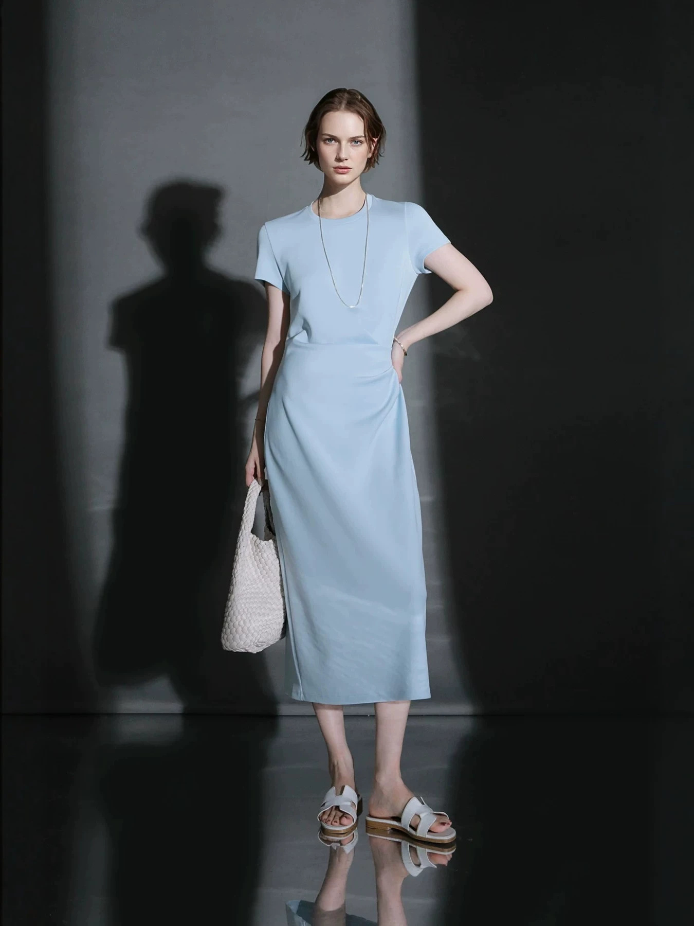Summer long dress for leisure with a round collar