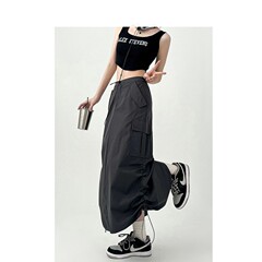 アメリカのレトロなスーツの半身のスカートの女性の腰が高くて痩せているデザイン感があります。