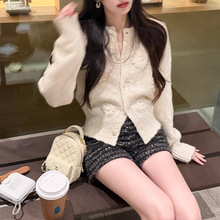 2025花式纱立体手工绣花针织开衫女冬微宽松白色圆领毛衣短裤套装