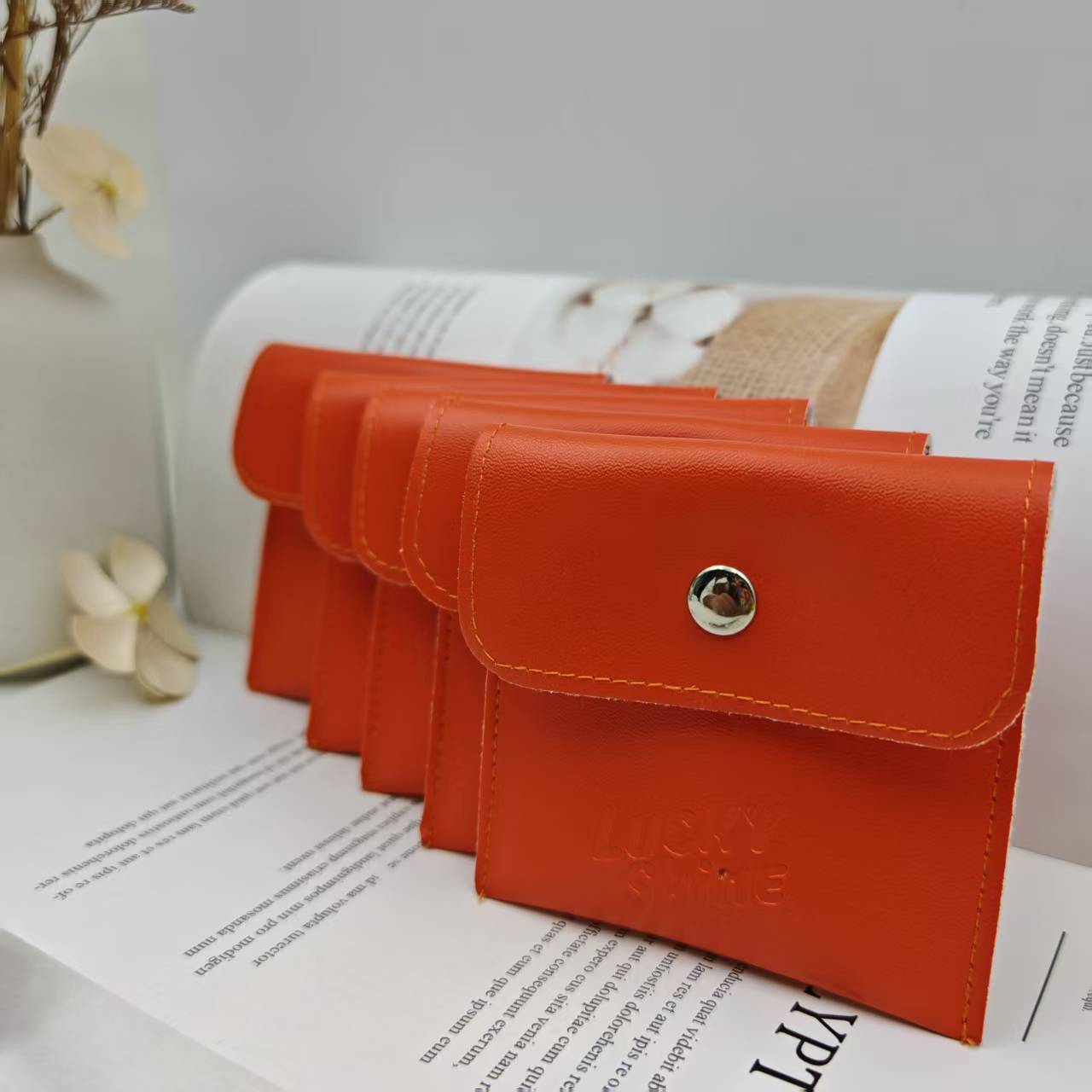 工厂专业定制羊仔纹PU按扣翻盖袋金银珠宝礼品皮革收纳袋logo尺寸