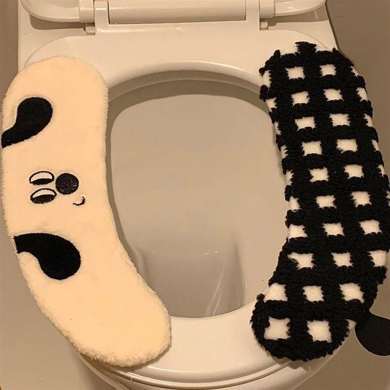 Toilet seat cushion, suitable for all seasons, winter toilet seat adhesive, autumn and winter thickened plush cushion Application Scenario