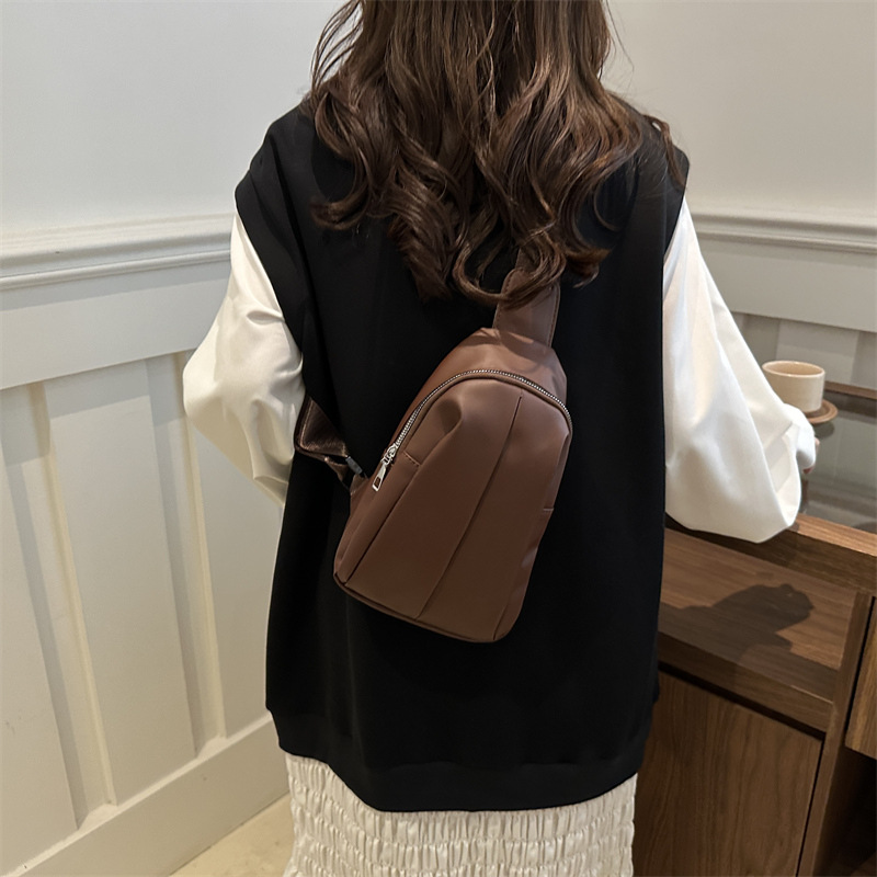 Moda casual marca de moda ins color sólido bolso de mensajero de un solo hombro 2024 invierno nuevo diseño de nicho bolso de pecho de todo fósforo mujer