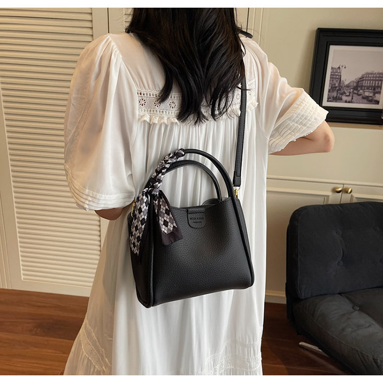 This year, the popular hand-held bucket bag for women in 2025 is a new, fashionable and simple single-shoulder small handbag that is versatile for commuting undefined
