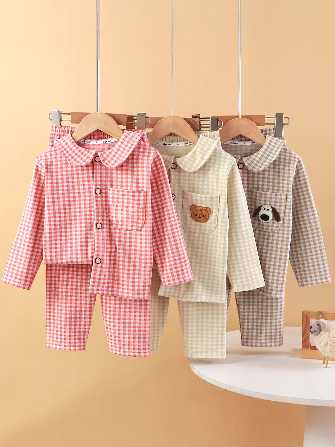 Nuevo conjunto de ropa para niños casera cuadrada de terciopelo cálido con collar bordado muñeca pijama para niños