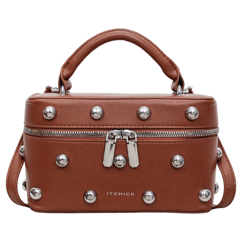 Bolsos portátiles de textura alta para mujeres 2026 nuevos nichos transfronterizos de diseño remaches de moda versátil bolso de mochila