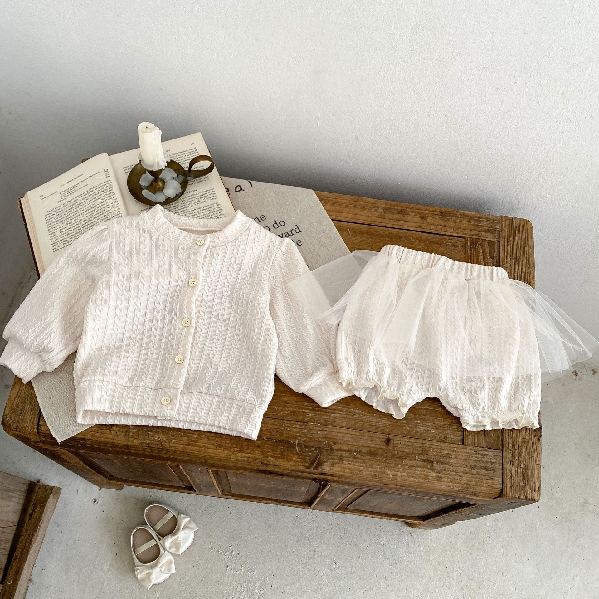 Jesenski set od tri dijela za djevojčice 2024. s čipkastom majicom s ovratnikom, mrežastim hlačama i jednobojnim žakard kaputom, Taken_voghion.com