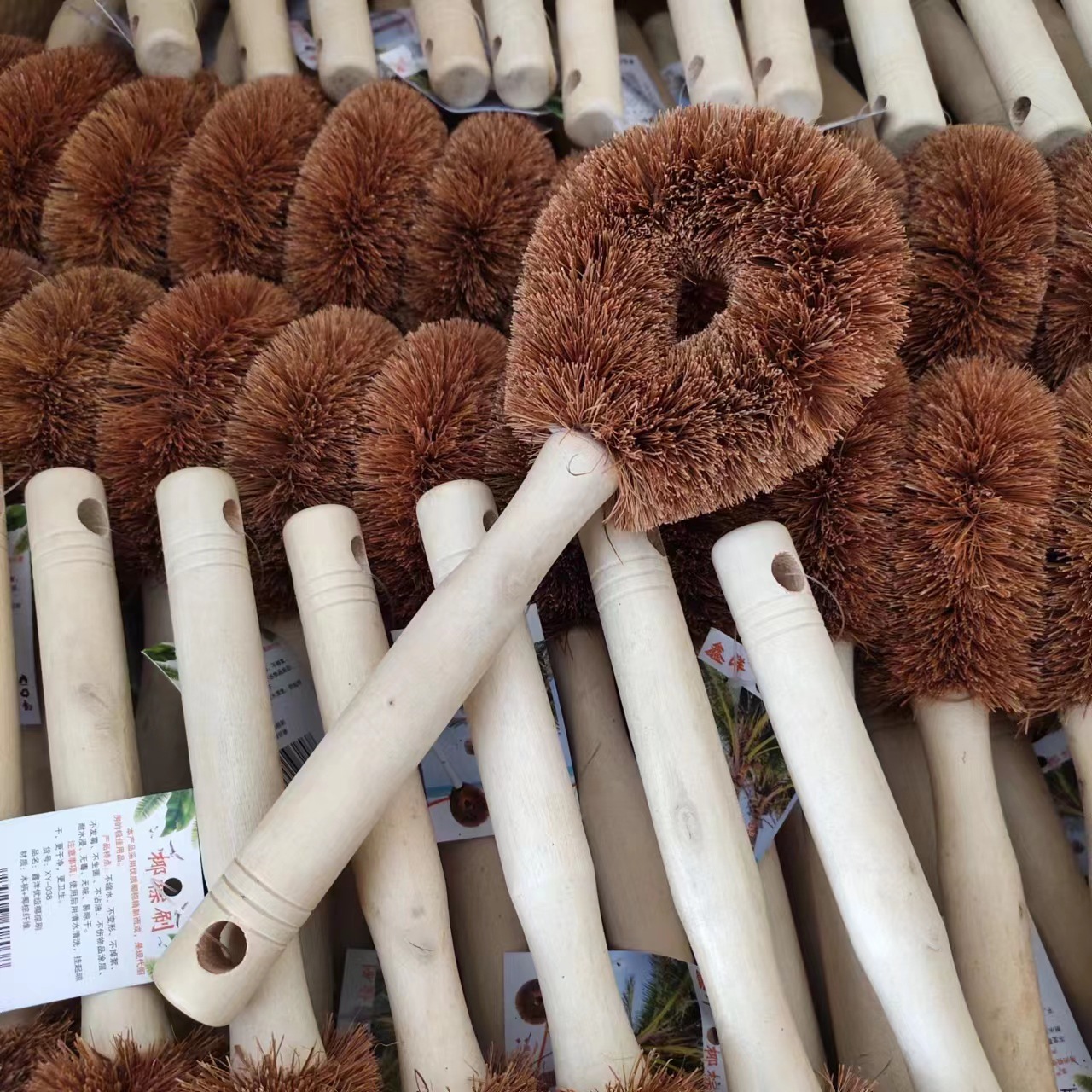 Coconut brown pot brush household pot brush kitchen dishwashing household non-stick oil wooden handle brush large quantity discount