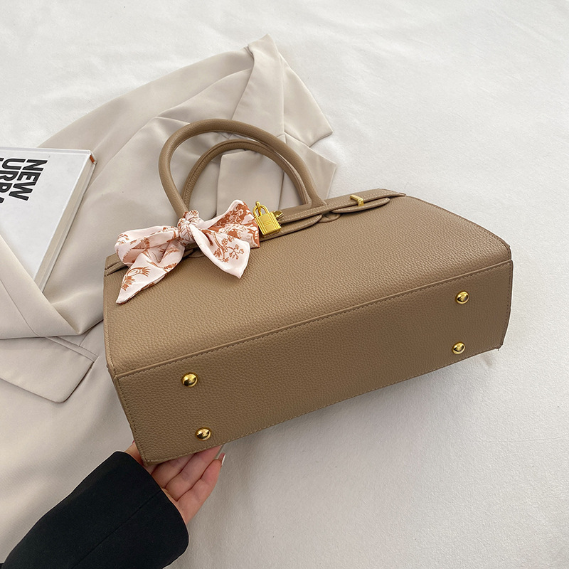 Decoración de bolso retro europeo y americano, bolso tote Kelly de gran capacidad y lujo ligero para mujer, nuevo estilo 2025, simple y versátil, estilo coreano.