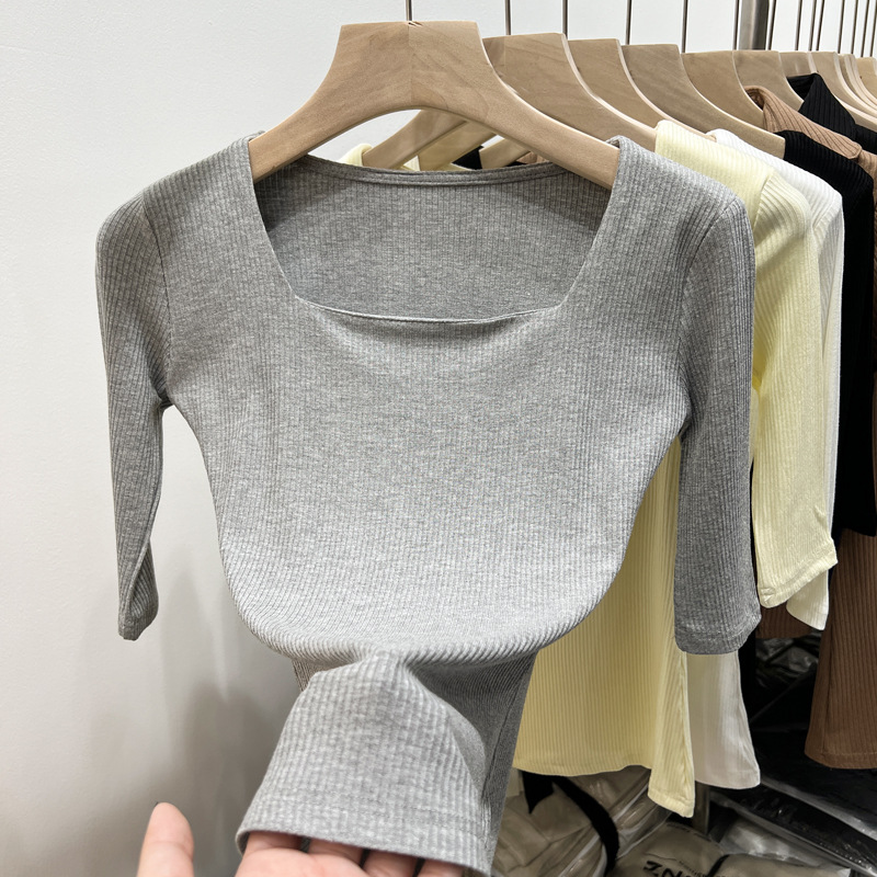 Camiseta de cuello cuadrado negro de cinco mangas para mujeres 2025 primavera nueva estilo exterior con temperamento exterior coreano de media manga