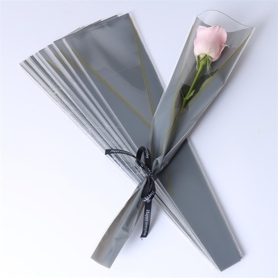 Bolsa de ramo de rosas con hilo dorado mate, bolsa transparente impermeable OPP, suministros para floristería, para el Día de San Valentín chino, con diseño de triángulo dorado y flor individual.