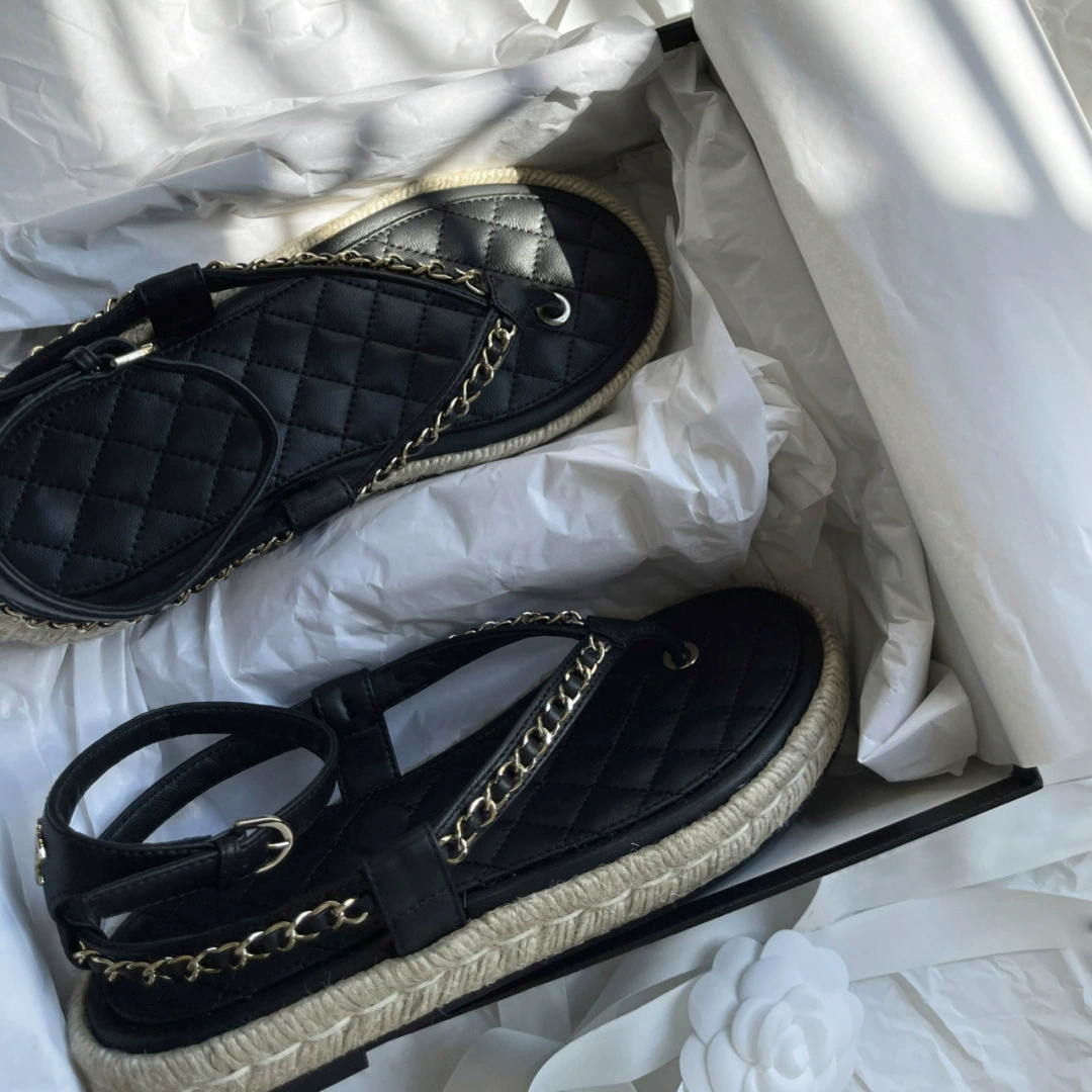 Летние новые стильные сандалии из натуральной кожи с пряжкой на толстой подошве для женщин, маленькие ароматные шлепанцы с открытым носком и цепочкой