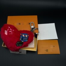 跨境驴牌毛绒爱心钥匙扣毛毛红色心公仔批发L字母女包包挂件饰品