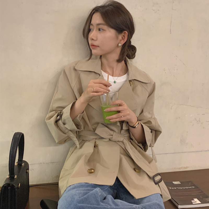 Actual Shot of 2025 New Retro Niche Lapel Double-Breasted Lace-Up Loose Windbreaker Short Jacket for Women 2 Colors