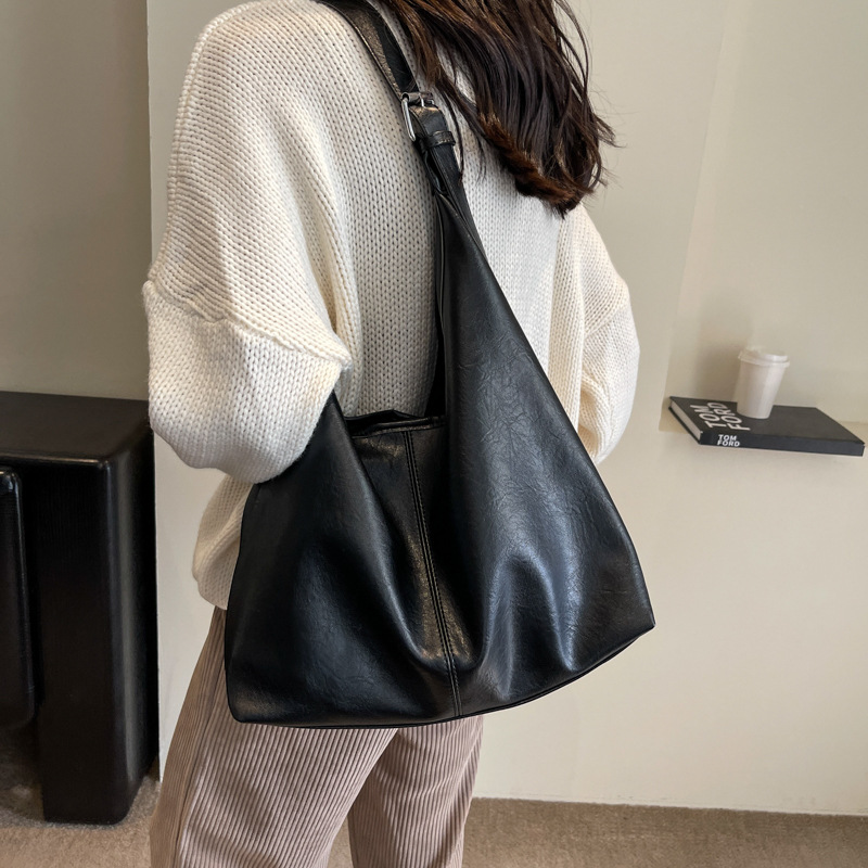 Polyurethane retro classic capacious one-shoulder bag