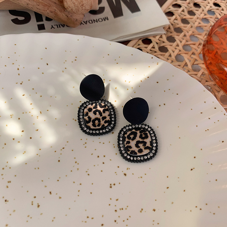 Retro Geometric Stitching Checkerboard Leopard Pattern Earrings Wholesale Jewelry Nihaojewelry display picture 6