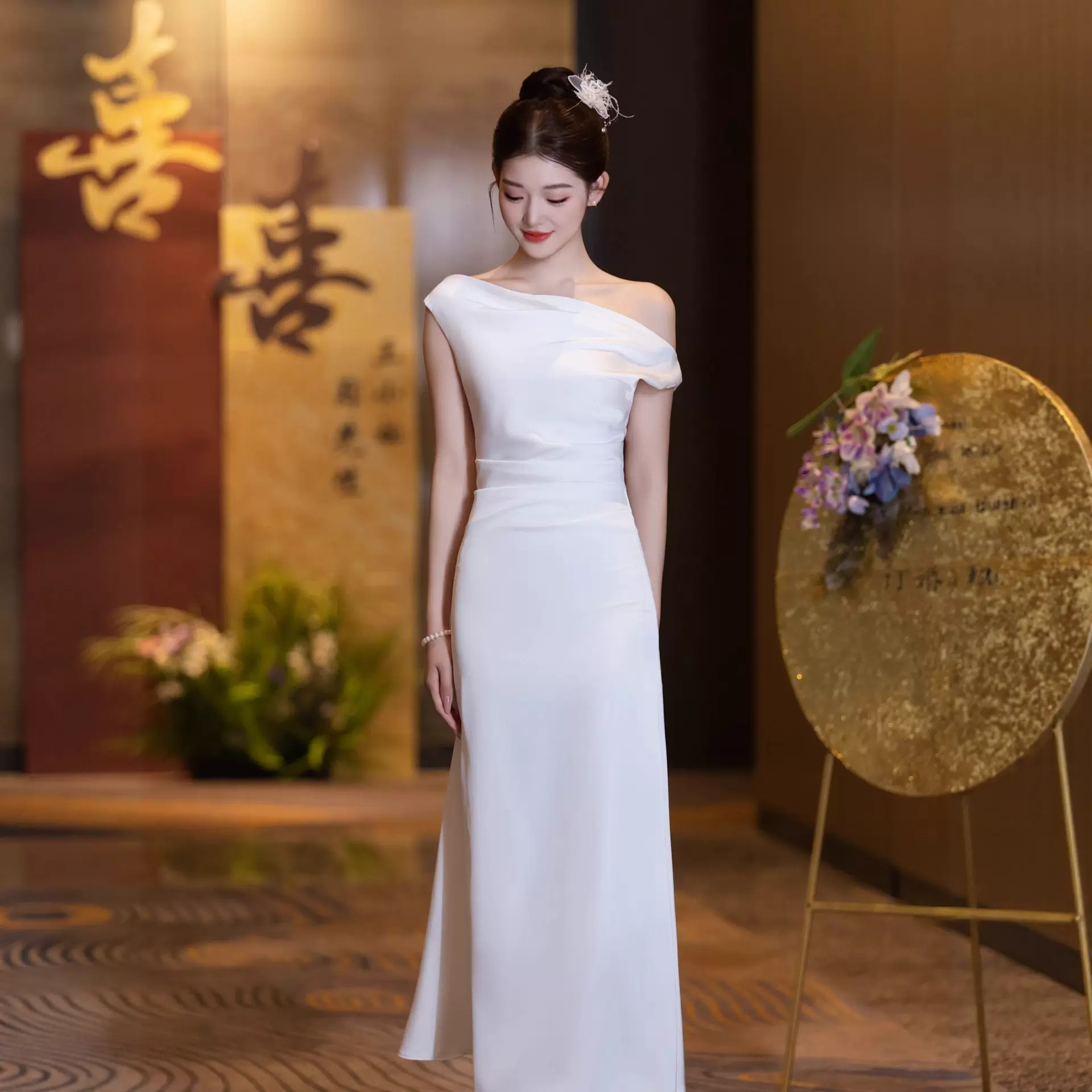 新中式气质小白裙订婚领证新娘轻婚纱斜肩设计小众白色宴会晚礼服