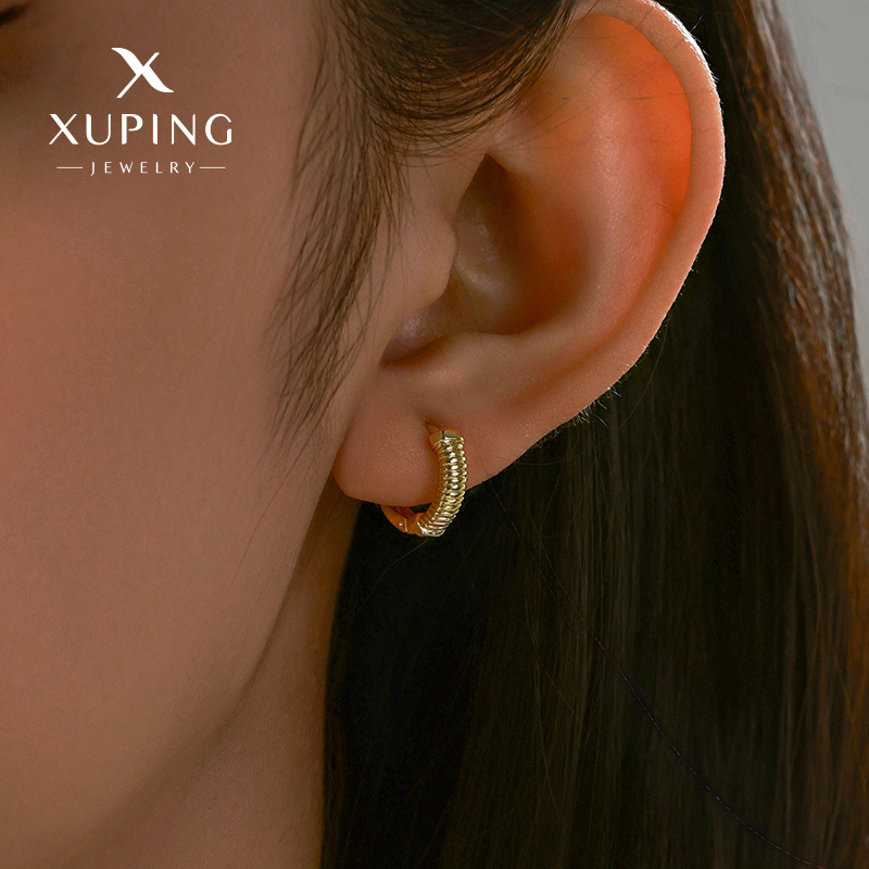 Pendientes Xuping Jewelry, Nuevos, Simples y Modernos, de Aleación con Baño Electrolítico en Color Oro de 14k, Pequeños, Lujosos y Versátiles