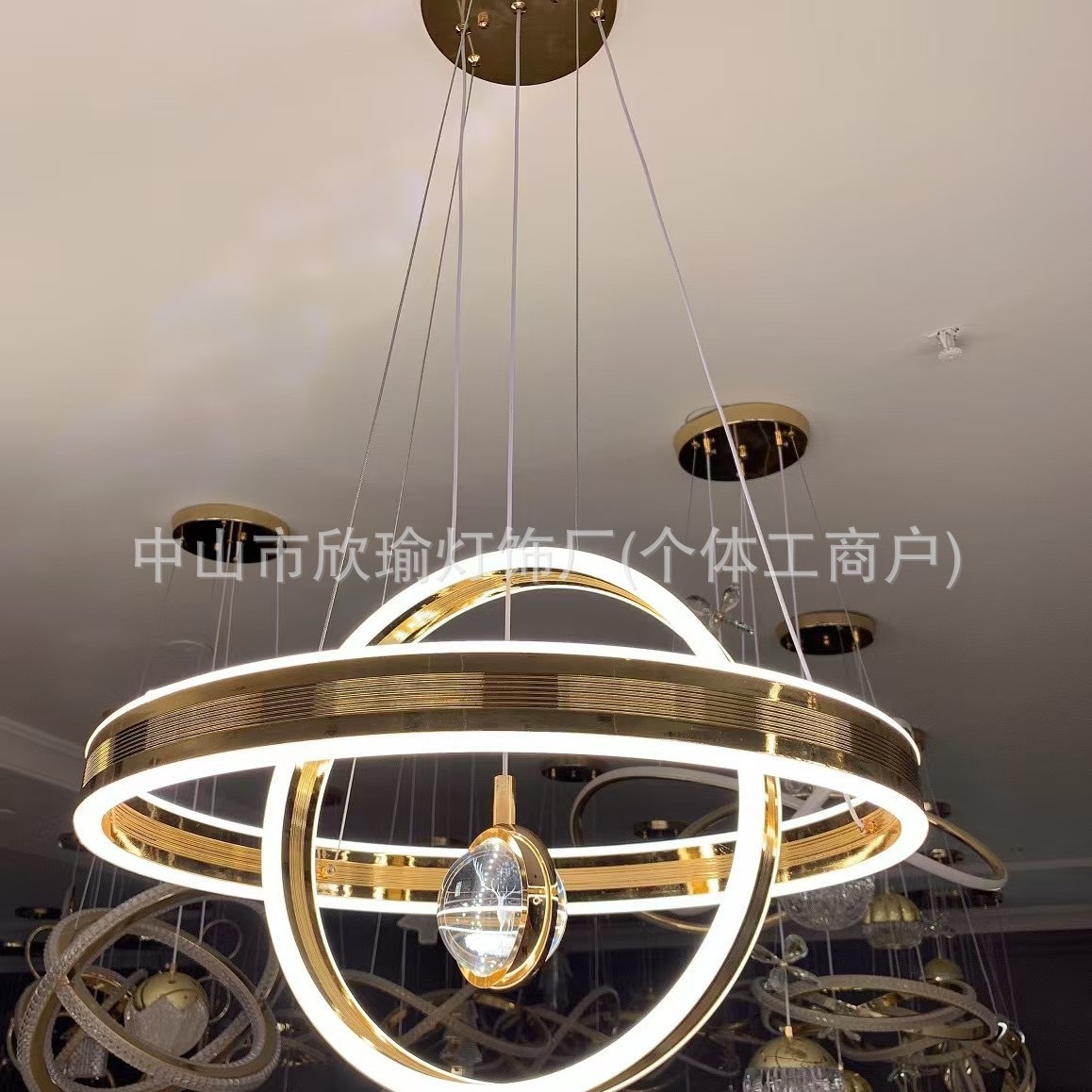 Landelier de restaurante moderno y simple atmósfera 2024 nuevo tipo de lámpara de escalera lujosa luz de alto nivel lámpara de mesa de cristal