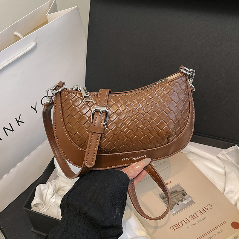 Bolsos pequeños con textura transfronteriza 2025 verano nuevo estilo bolso femenino tejido en relieve bolso de hombro transmisión en vivo del mismo estilo bolso de mensajero marea