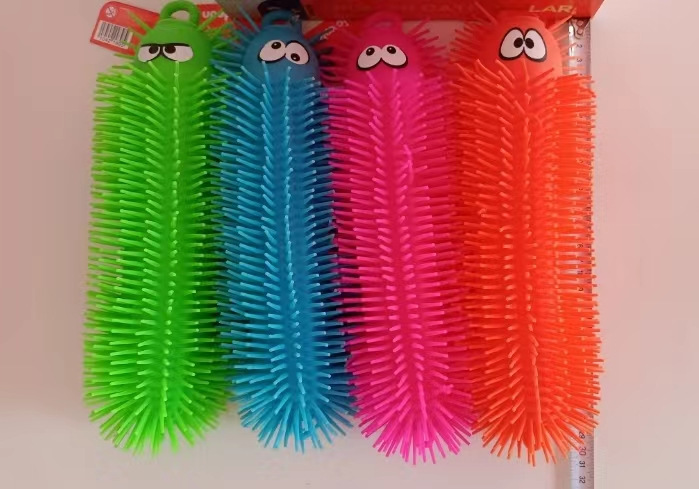 Mercado nocturno destellando puestos luminosos juguetes para niños al por mayor Oruga de pulpo Oruga electrónica de dibujos animados bola de pelo de ventilación