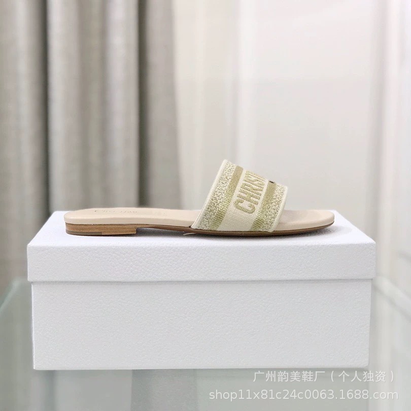 2025 verano D casa pantuflas bordadas mujeres que usan ropa exterior celebridad de Internet playa piel de oveja con zapatillas de diamantes de imitación de tacón medio mujeres