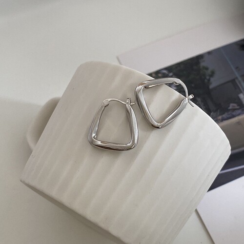 Niche Design Ear Clips for Women, Instagram-Favorite Cool Minimalist Style, Korean Influencer-Approved, High-End Light Luxury Earrings—New Trendy Collection