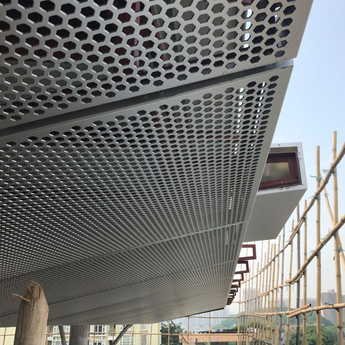 欧佰品牌冲孔铝单板 平面凹凸三角形铝单板 银行室内白色铝单板