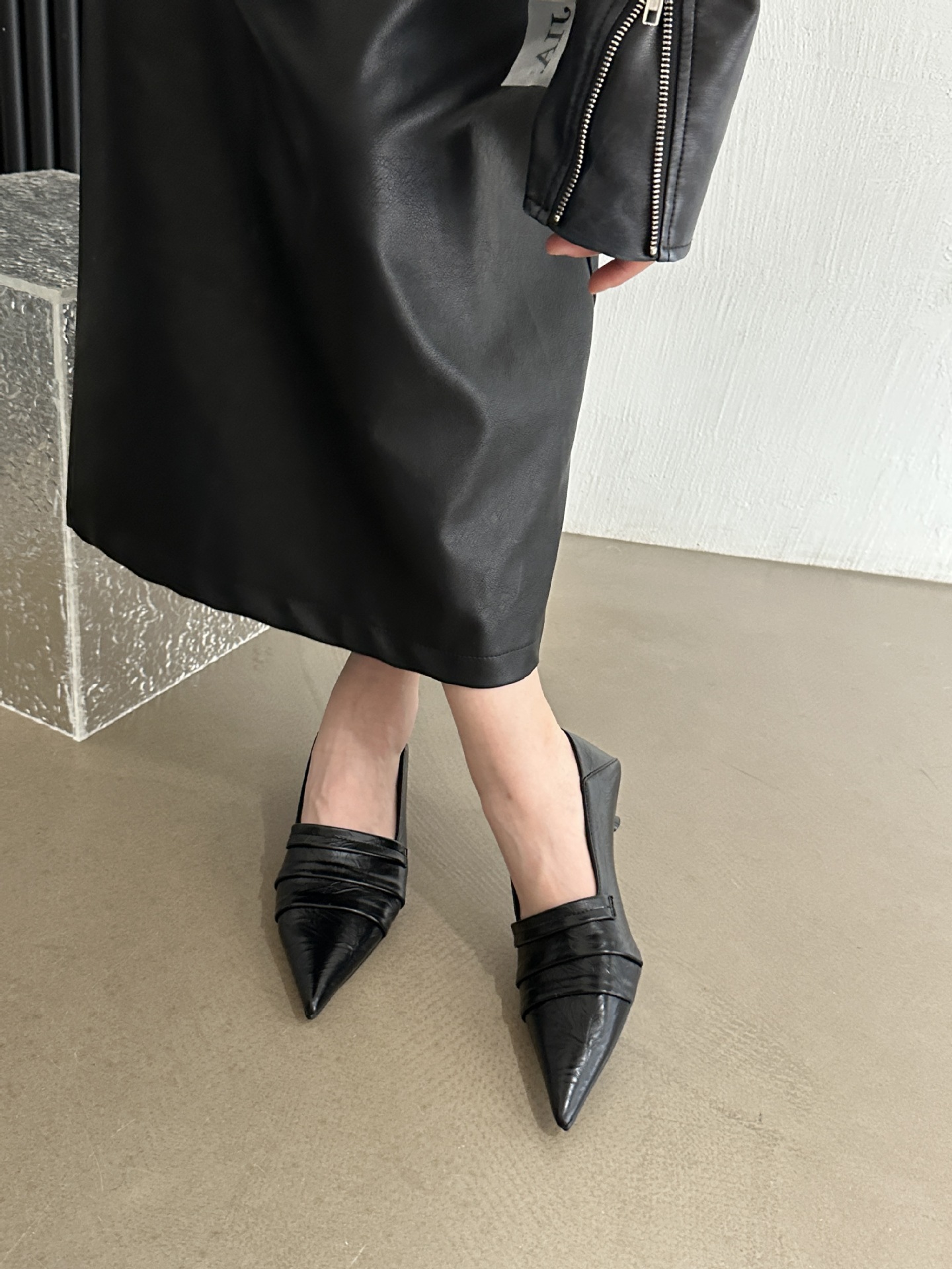 2024 new autumn women's shoes, fashionable temperament, European and American style, beautiful pointed toe, stiletto and low heel women's shoes_senzul.com