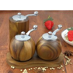 木の胡椒は手を振ってミニの陶磁器の芯の研磨器の胡椒の粉の塩をつぶします。