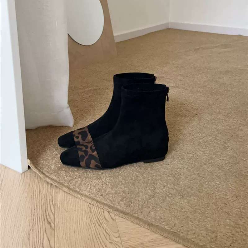 여성을위한 부드러운 밑창 스퀘어 토 숏 부츠 새로운 2025 가을, 겨울 여성 부츠 패션 슬림 부츠 틈새 디자인 마틴 부츠 트렌드
