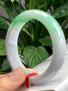 Spring color is ring bracelet, the bottom makeup is delicate and good floating sun green. Natural Burmese jadeite A goods wholesale process