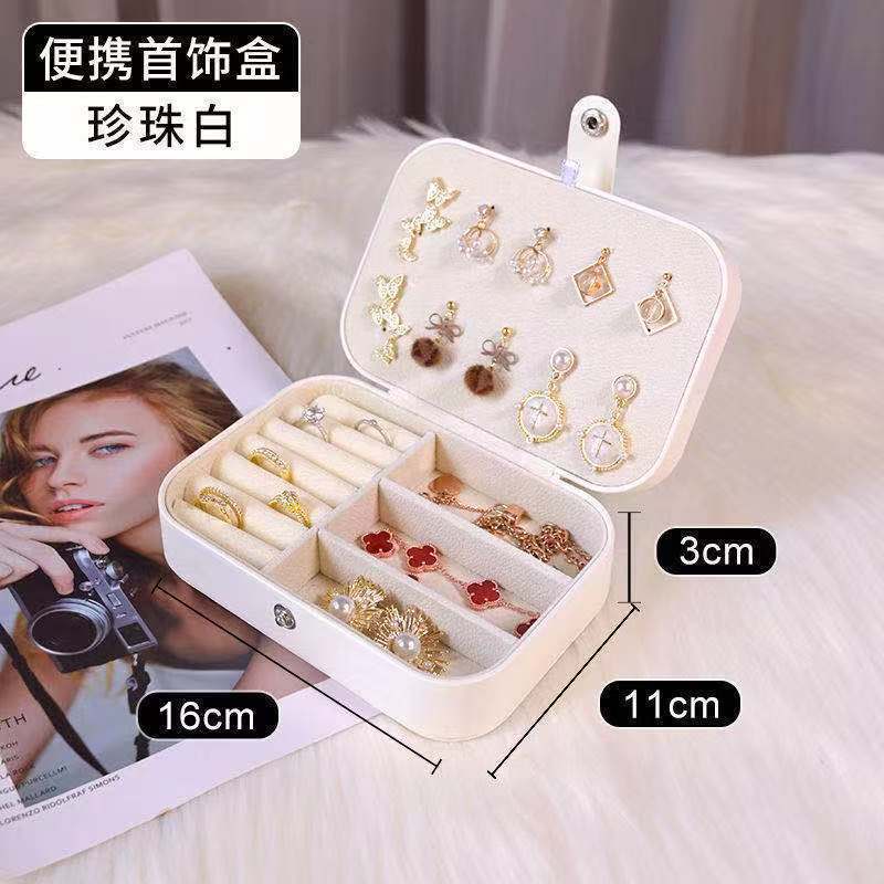 Joyero semicircular blanco; 16.11.5; cuero