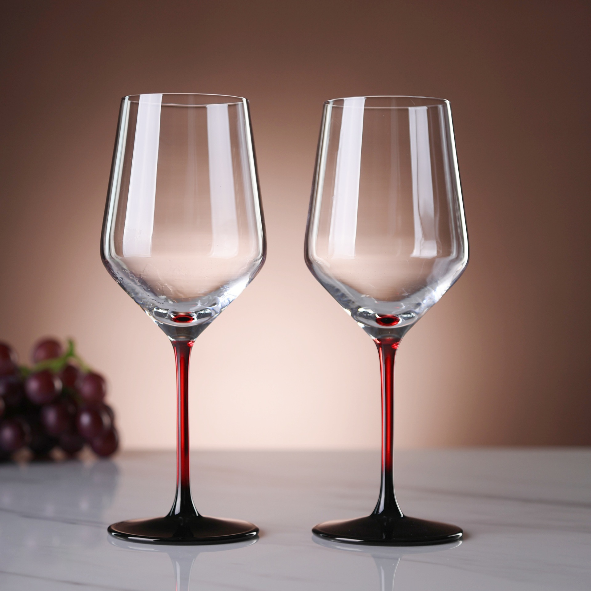 Corte en frío barra roja con fondo negro tazas de vino rojo comerciales tazas de pie alto tazas de champán caseras tazas de vino creativas tazas de vidrio de vino