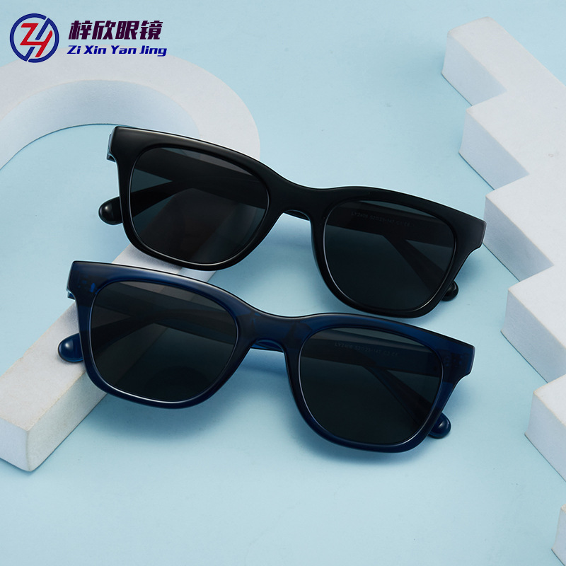Retro glasses solar-powered