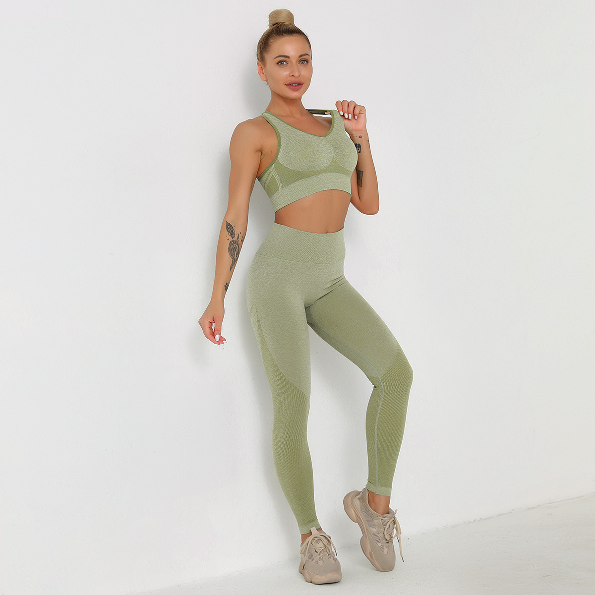 Conjunto de sujetador deportivo de sujeción ligera y legging de cintura ancha sin costuras NSLX48726