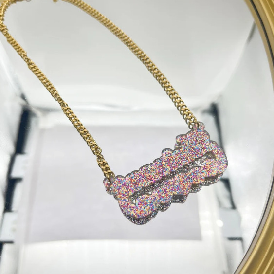 Collana con nome personalizzato e pendente a lettera in acrilico_voghion.com