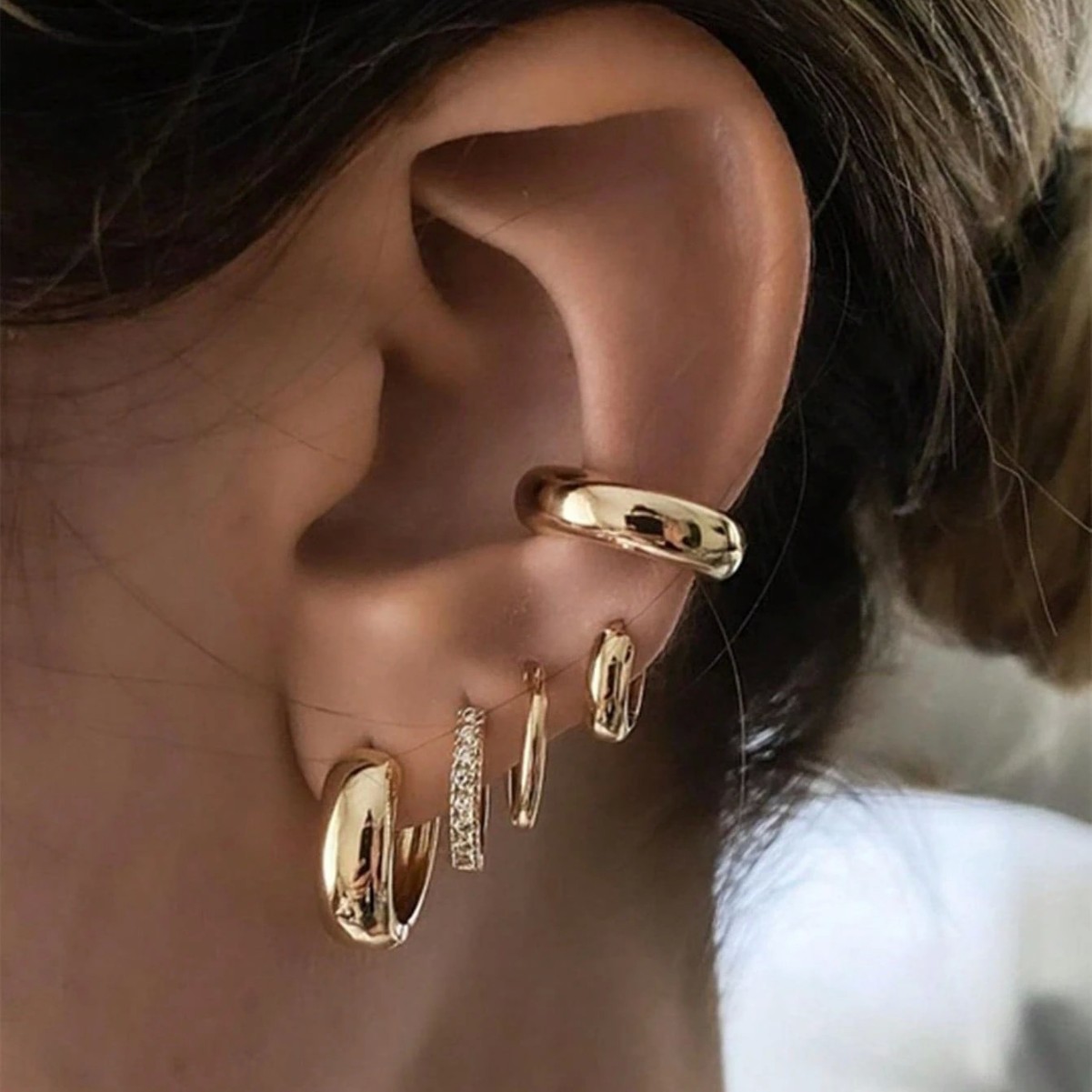 Orecchini a clip in oro, minimalisti, eleganti e unici, dalla forma irregolare, composti da 3 pezzi._voghion.com