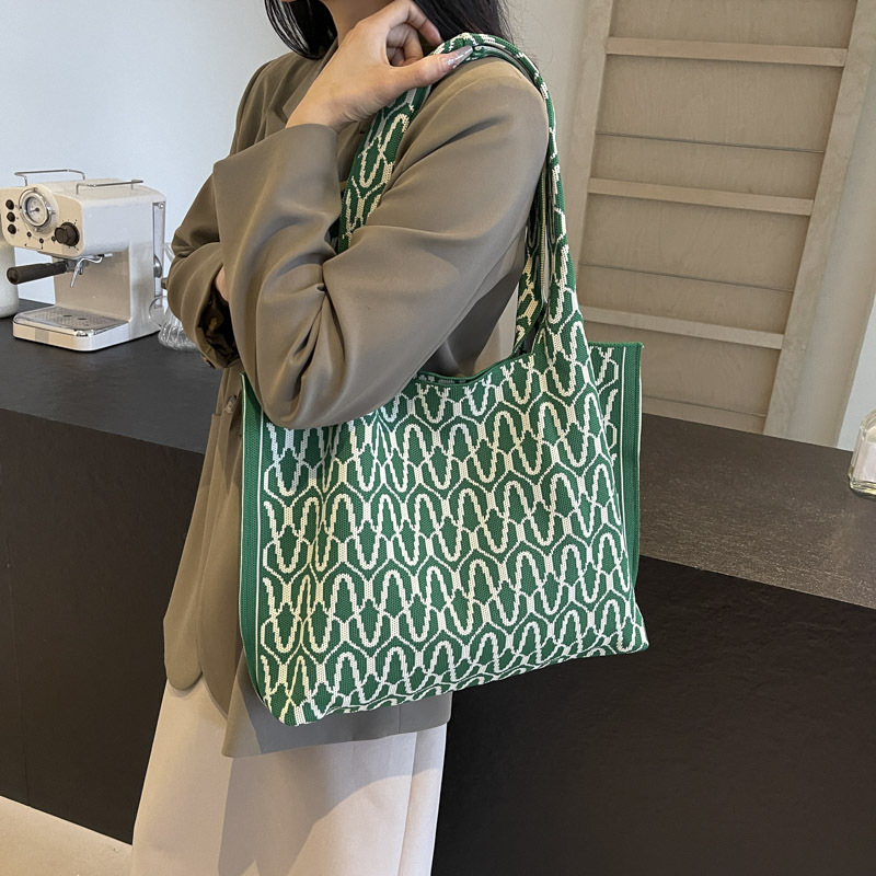 Knitted bags are fashionable and versatile. Knitted tote handbags are new large-capacity shopping bags for women. Single-shoulder bags are new for office workers full figure