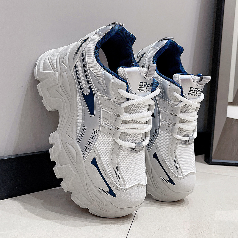 2025 nuevos zapatos de mujer de otoño de malla aumentan la altura de los zapatos deportivos pequeños de la explosión de zapatos de suela gruesa en línea super caliente