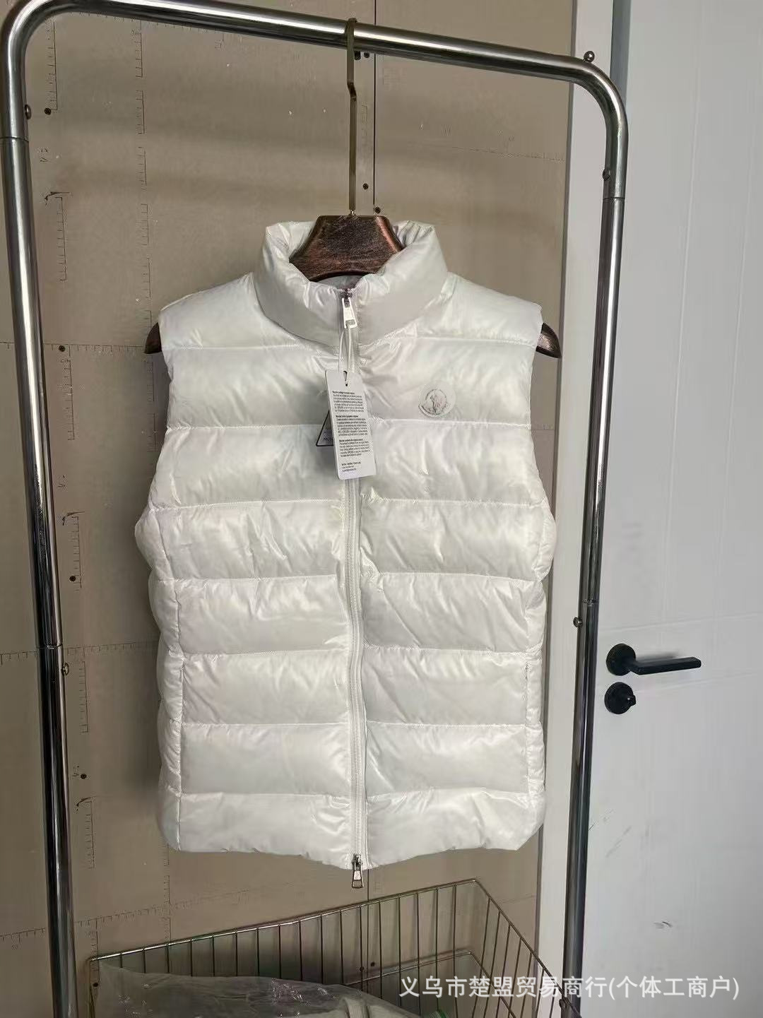 흰색 차이나 칼라 조끼